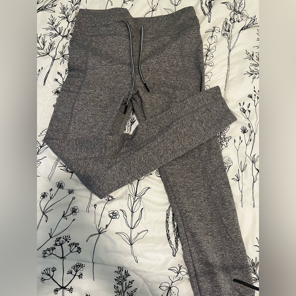 Joggers with a right side pocket